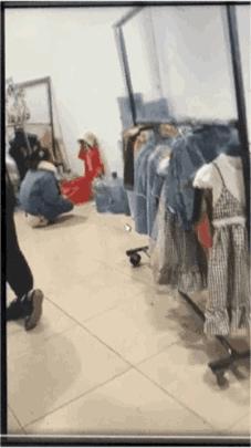 淘宝衣架好评,什么衣服搭配黑丝袜好看并且显身材