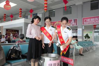 直通车的天气人群,政府开放地摊经济
