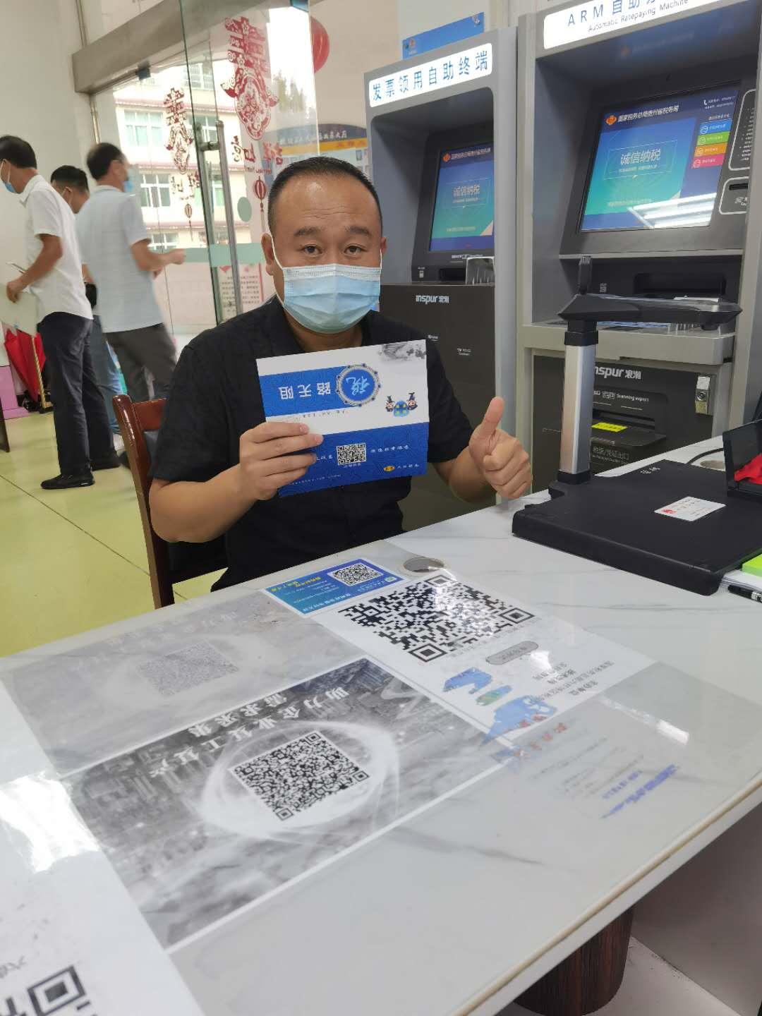 商场里几百块钱的衣服有什么区别,牛仔衫挂到了晾衣架上
